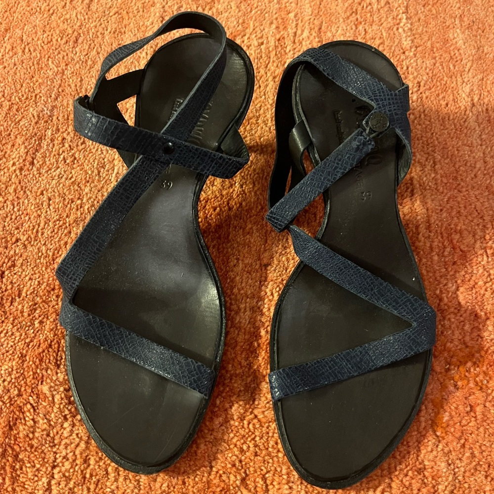 Cydwoq kitten heel sandal 9